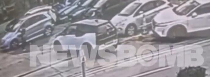Βριλήσσια: Η στιγμή που ο άνδρας πατάει υπάλληλο των ΕΛΤΑ με το αυτοκίνητο – Βίντεο