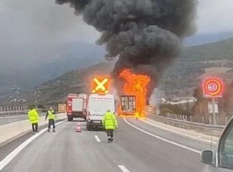 Ιωάννινα: Φωτιά σε φορτηγό με πλαστικά στην Εγνατία Οδό – Βίντεο