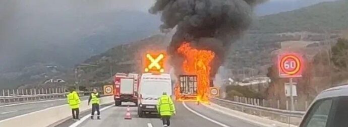 Ιωάννινα: Φωτιά σε φορτηγό με πλαστικά στην Εγνατία Οδό – Βίντεο
