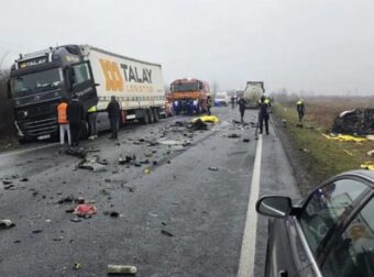 Ούτε ταχύτητα, ούτε λάστιχο: Γι’ αυτo το βαν έστριψε αριστερά και συγκρούστηκε με την νταλίκα