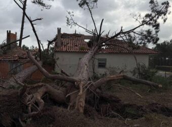 Κλειστά σχολεία, καταρρέουν κτίρια: Τουλάχιστον 5 νεκροί από την καταιγίδα “Μοιάζει σαν να έπεσε βόμβα”