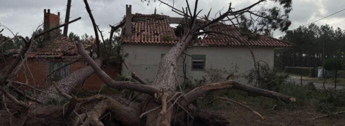 Κλειστά σχολεία, καταρρέουν κτίρια: Τουλάχιστον 5 νεκροί από την καταιγίδα “Μοιάζει σαν να έπεσε βόμβα”