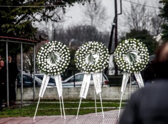 Δεν πήγε στις κηδείες των θυμάτων της τραγωδίας ο ιδιοκτήτης της «Βιολάντα» – Τι έγραψε πάνω στο στεφάνι που έστειλε