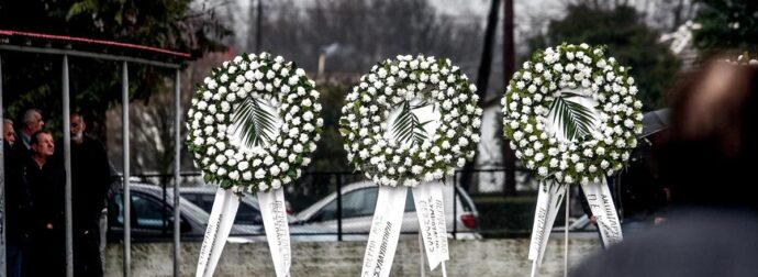 Δεν πήγε στις κηδείες των θυμάτων της τραγωδίας ο ιδιοκτήτης της «Βιολάντα» – Τι έγραψε πάνω στο στεφάνι που έστειλε