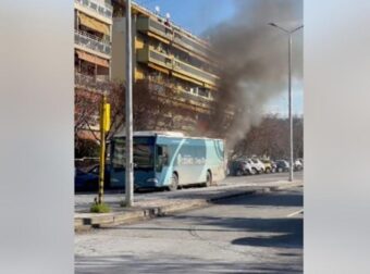 Θεσσαλονίκη: Αστικό λεωφορείο τυλίχθηκε στις φλόγες – Δείτε βίντεο