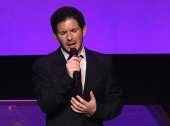 Μόλις το αποκάλυψε πασίγνωστος τραγουδιστής: «Είμαι γκέι, ανακουφισμένος, χαρούμενος και περήφανος»