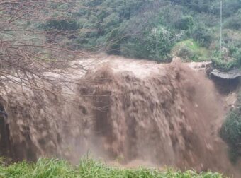 Σαρώνει η κακοκαιρία : Πλημμύρες, κλειστοί δρόμοι και εκκενώσεις σχολείων