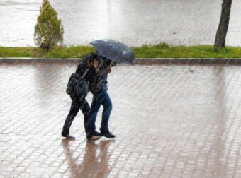 Καιρός: Μεγάλο κύμα κακοκαιρίας από αύριο – Πού αναμένονται καταιγίδες – Πώς θα κάνουμε Τσικνοπέμπτη