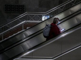 ΣΥΝΤΑΓΜΑ: ΑΝΑΤΡΟΠΗ ΜΕ ΤΗΝ ΤΑΥΤΟΤΗΤΑ ΤΟΥ ΑΝΔΡΑ ΠΟΥ ΕΠΕΣΕ ΣΤΙΣ ΡΑΓΕΣ ΤΟΥ ΜΕΤΡΟ