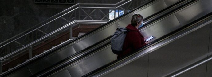 ΣΥΝΤΑΓΜΑ: ΑΝΑΤΡΟΠΗ ΜΕ ΤΗΝ ΤΑΥΤΟΤΗΤΑ ΤΟΥ ΑΝΔΡΑ ΠΟΥ ΕΠΕΣΕ ΣΤΙΣ ΡΑΓΕΣ ΤΟΥ ΜΕΤΡΟ