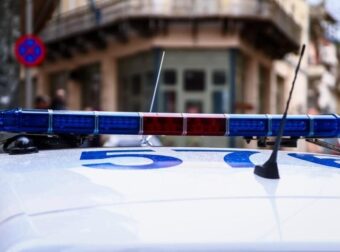 Συνελήφθη γνωστή τραγουδίστρια υπό την επήρεια αλκοόλ – Πήρε σβάρνα 5 αυτοκίνητα στο Κολωνάκι