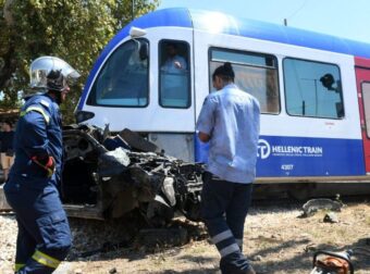 Σύγκρουση Προαστιακού με Ι.Χ. στην Πάτρα – Άμεσα ασθενοφόρο στο σημείο