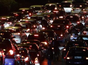 Χάος στις εθνικές οδούς: 60 χιλιόμετρα ουρά στην Αθηνών-Λαμίας και 50 στην Αθηνών-Κορίνθου