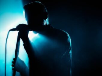 Καταδικάστηκε πασίγνωστος τραγουδιστής για ενδοοικογενειακή βία