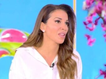 «Έτσι είμαι κανονικά»: Η Ελένη Χατζίδου βγάζει για πρώτη φορά την περούκα και δείχνει πως είναι με τα δικά της μαλλιά