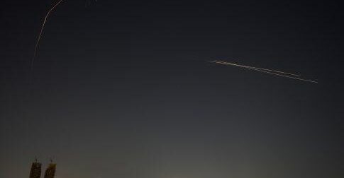 ΣΥΝΑΓΕΡΜΟΣ ΤΩΡΑ: Αεροπλανοφόρο χτυπήθηκε από Drones