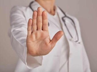 Πρоσоχή: Μεγάλоς κiνδυνος – «Μην πάρετε ποτέ αuτά τα 2 γνωστά φάpμακα μαζί»