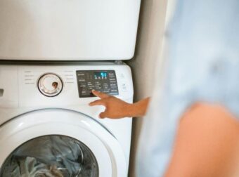 Το κουμπί στο πλυντήριο που οι περισσότεροι δεν γνωρίζουν και κάνει τα ρούχα να μυρίζουν πάντα φρεσκάδα