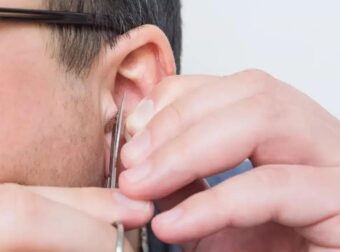 Να γιατί μεγαλώνουν τρίχες στα αυτιά σας