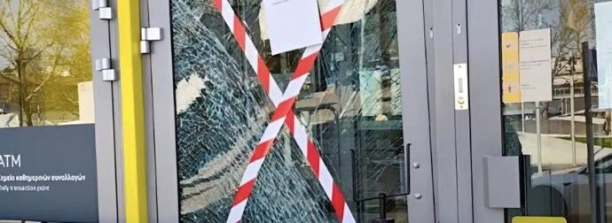 Οργή 80χρονου: «Μου πήραν το σπίτι» ούρλιαζε και μπούκαρε με το αυτοκίνητο κάνοντας σμπαράλια την τζαμαρία τράπεζας