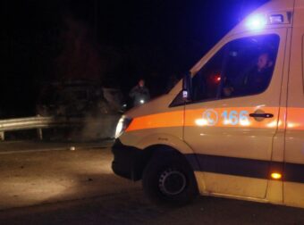 Τραγωδία : Νεκρός 25χρονος που παρασύρθηκε από αυτοκίνητο που ανέβηκε στο πεζοδρόμιο