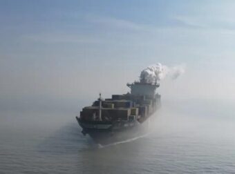 EKTAKTO: Χτυπήθηκε ελληνόκτητο πλοίο ΤΩΡΑ