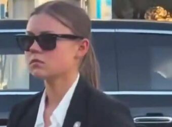 Χαμός με την νεαρή ξανθιά πράκτορα των Μυστικών Υπηρεσιών του Τραμπ – Βροχή τα σχόλια