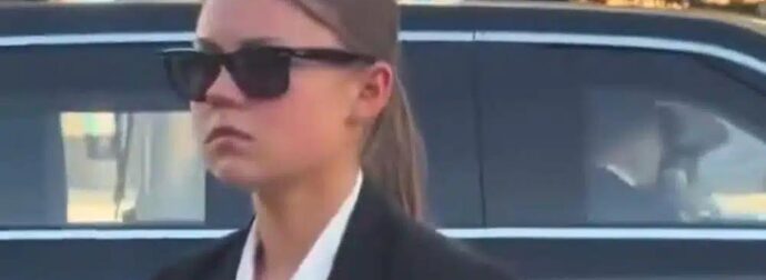 Χαμός με την νεαρή ξανθιά πράκτορα των Μυστικών Υπηρεσιών του Τραμπ – Βροχή τα σχόλια