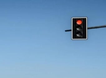 Αλλάζουν τα φανάρια κυκλοφορίας: Ποιο θα είναι το τέταρτο χρώμα και ποια η λειτουργία του