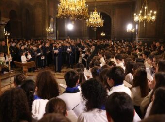 Δεν θα το δείξουν τα κανάλια: 1.000 μαθητές έψαλαν τον Ακάθιστο Ύμνο στον Ιερό Ναό Αγίας Σοφίαςστη Θεσσαλονίκη
