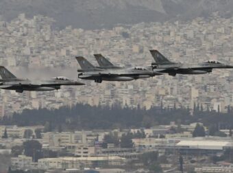 ΜΑΧΗΤΙΚΑ ΑΕΡΟΣΚΑΦΗ ΠΕΤΟΥΝ ΠΑΝΩ ΑΠΟ ΤΗΝ ΑΘΗΝΑ – ΤΙ ΣΥΜΒΑΙΝΕΙ