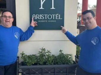 Άτομα με σύνδρομο Down σερβίρουν καφέ σε γνωστό μαγαζί της Θεσσαλονίκης