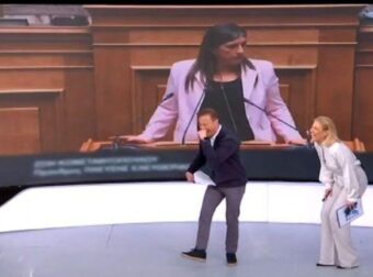 Έβαλαν τα γέλια σε εκπομπή μόλις είδαν τι έγινε στην ελληνική βουλή! (ΒΙΝΤΕΟ)