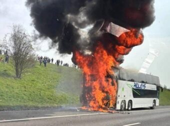 Λεωφορείο γεμάτο οπαδούς ομάδας ποδοσφαίρου τυλίχθηκε στις φλόγες – Δυστυχώς…