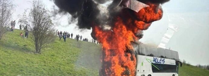 Λεωφορείο γεμάτο οπαδούς ομάδας ποδοσφαίρου τυλίχθηκε στις φλόγες – Δυστυχώς…