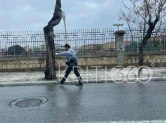 25η Μαρτίου: Παρέλασε μόνος του μετά την ακύρωση των εορτασμών λόγω της κακοκαιρίας