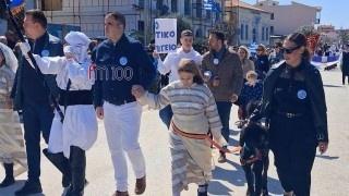 Λήμνος: Η μαθήτρια με τον σκύλο-βοηθό που καθήλωσε το κοινό στην παρέλαση της 25ης Μαρτίου