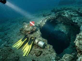 Γι’ αυτό έβγαλε βατραχοπέδιλα και οξυγόνο: Τι είναι η κίνηση «έσχατης ελπίδας» που έκανε ο 34χρονος δύτης στο «Πηγάδι του Διαβόλου»