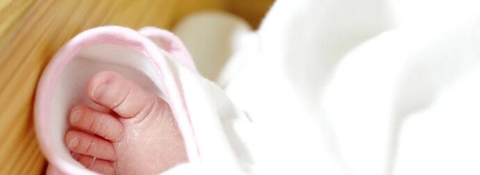 «Το δάγκωναν τα ξαδέρφια του, έπεσε από το καρότσι»: Οι δικαιολογίες της 18χρονης μητέρας του βρέφους από τον Πύργο – Φρικιαστικά τα ευρήματα