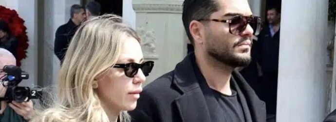 Γιατί όλοι κράζουν την Γαρυφαλλιά Καληφώνη: Τι φόρεσε και τι κρατούσε στην κηδεία της Μαρινέλλας