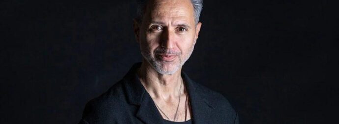 ΜΑΘΕΥΤΗΚΕ ΓΙΑ ΤΟΝ ΔΗΜΗΤΡΗ ΚΟΚΟΤΑ – ΣΥΓΚΙΝΗΣΗ ΓΙΑ ΤΟΝ ΤΡΑΓΟΥΔΙΣΤΗ