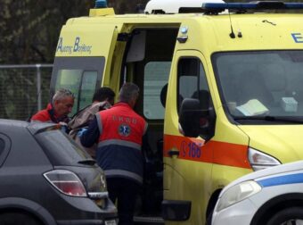 Σε αναπηρικό καροτσάκι βγήκε από το δικαστήριο ο Πάνος Ρούτσι, αποχώρησε με ασθενοφόρο – «Ασκήθηκε βία εναντίον γονιών» καταγγέλλει η Κωνσταντοπούλου