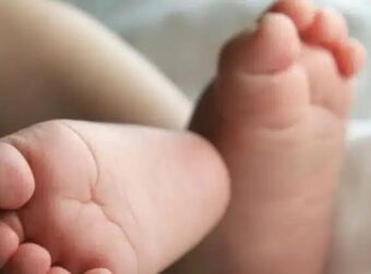 Φpίκη: Νεκρό 7 μηνών βρέφος από αδέσποτη σφαίρα μέσα σε μίνι μάρκετ