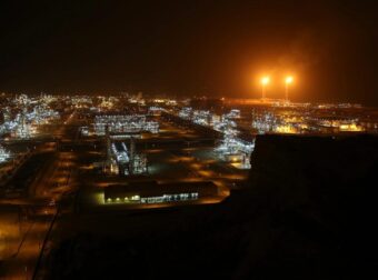 Πυρκαγιά σε δεξαμενή της Bapco του Μπαχρέιν έπειτα από ιρανική επίθεση, ανεστάλη η λειτουργία στο εργοστάσιο της Borouge στα ΗΑΕ