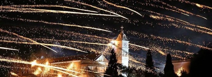 Θρίλερ στη Χίο: Τέσσερις σοβαρά τραυματίες από έκρηξη κατά την κατασκευή ρουκετών – Στο νοσοκομείο με εκτεταμένα εγκαύματα