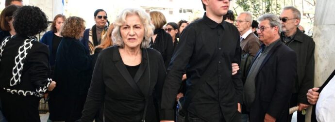 ΘΕΑΝΩ ΦΩΤΙΟΥ: ΡΑΚΟΣ Η ΠΡΩΗΝ ΥΠΟΥΡΓΟΣ ΣΤΗΝ ΚΗΔΕΙΑ ΤΟΥ ΓΙΟΥ ΤΗΣ – ΤΡΑΓΙΚΗ ΦΙΓΟΥΡΑ Ο ΑΝΗΛΙΚΟΣ ΓΙΟΣ ΤΟΥ