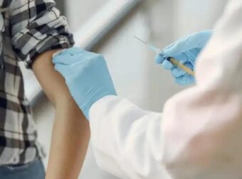 Ένα σωτηpιo εμβoλιo για τους άνω των 60: Τι θα ανακοινωθεί σε διεθνές συνέδριο – Οι 3 κατηγορίες Aσθεvειώv