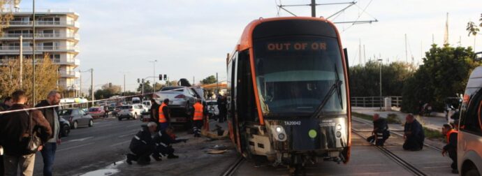 EKTAKTO: ΣΦΟΔΡΗ ΣΥΓΚΡΟΥΣΗ ΤΡΑΜ ΜΕ ΦΟΡΤΗΓΟ – ΤΡΟΜΟΣ ΓΙΑ ΤΟΥΣ ΕΠΙΒΑΤΕΣ