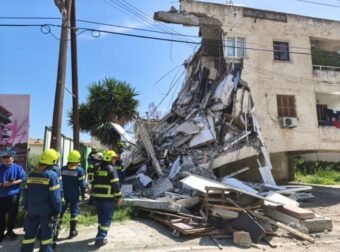 ΕΚΤΑΚΤΟ ΤΩΡΑ – ΚΑΤΕΡΡΕΥΣΕ ΠΟΛΥΚΑΤΟΙΚΙΑ – ΑΝΑΦΟΡΕΣ ΓΙΑ ΕΓΚΛΩΒΙΣΜΕΝΟΥΣ