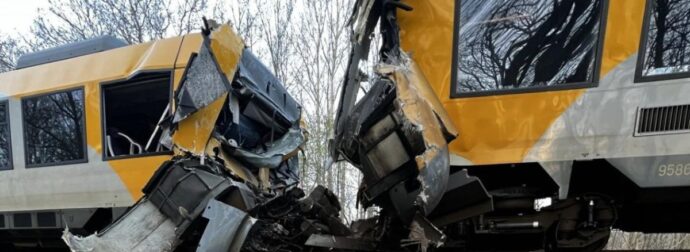 ΕΚΤΑΚΤΟ: ΣΥΓΚΡΟΥΣΗ ΔΥΟ ΤΡΕΝΩΝ ΤΩΡΑ – ΝΕΑ ΤΡΑΓΩΔΙΑ ΔΥΣΤΥΧΩΣ